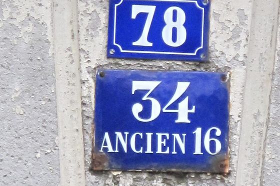 Blaue Emailschilder mit den Hausnummern 78 und 34, darunter die alte Nummer 16